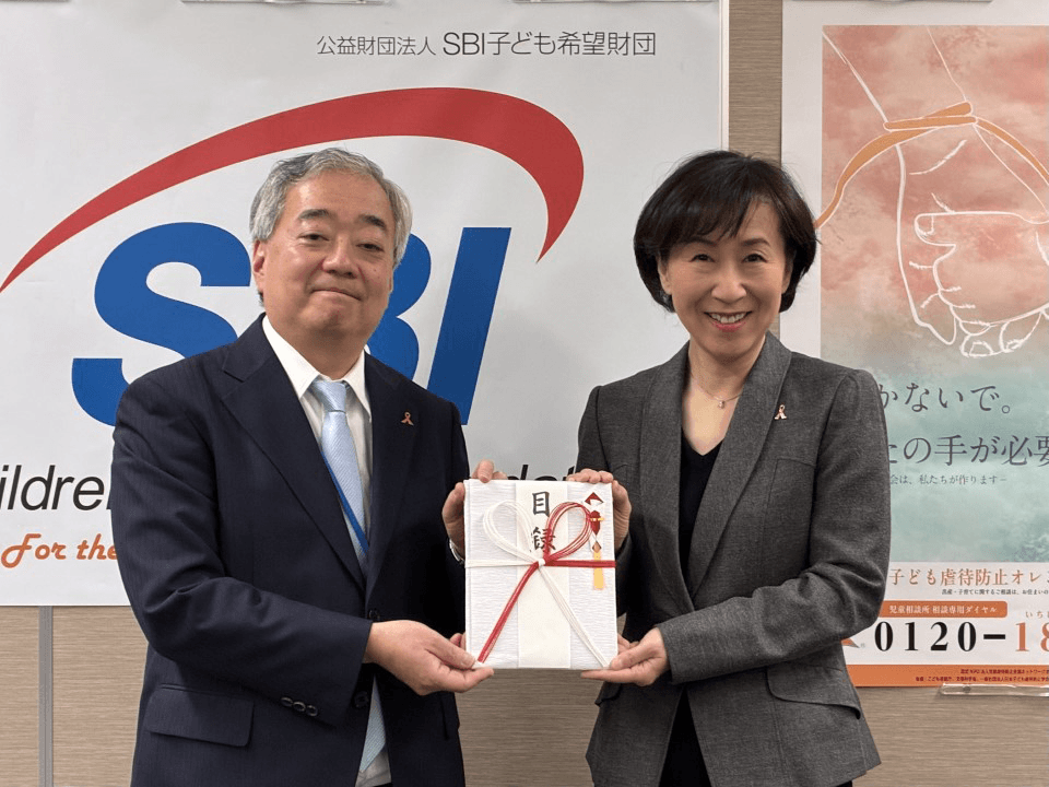 ≪目録贈呈の様子≫