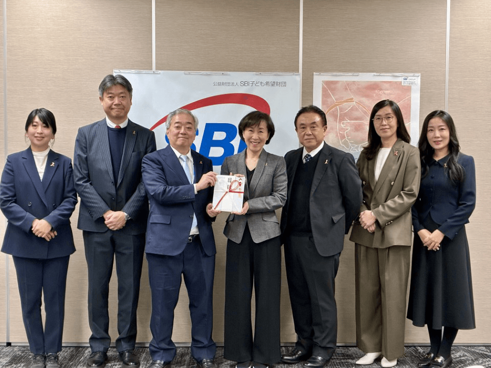 ≪贈呈式の出席者で記念撮影≫